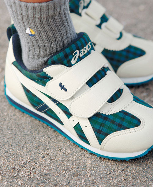 スニーカー〈アシックス × familiar〉