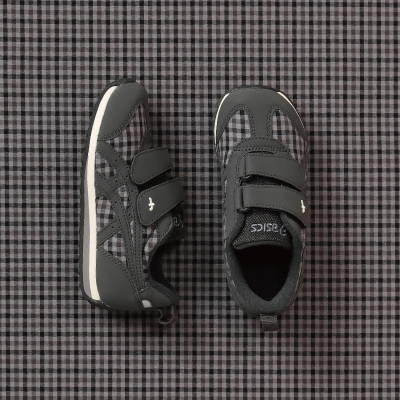 神戸発祥のブランド「アシックス」とのコラボアイテムに モノトーンファミリアチェックのスニーカーが登場！