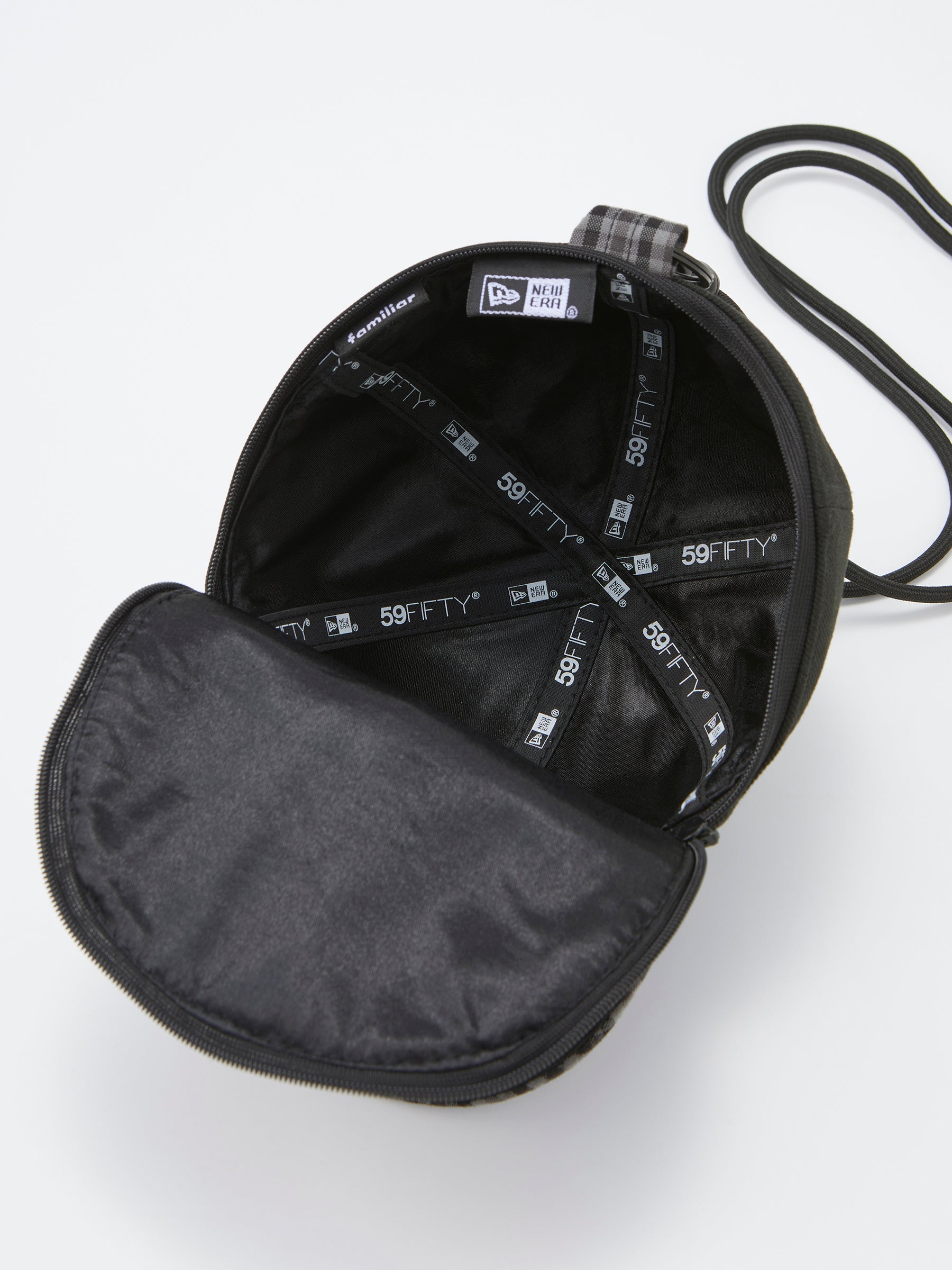 ポシェット〈NEW ERA® × familiar〉