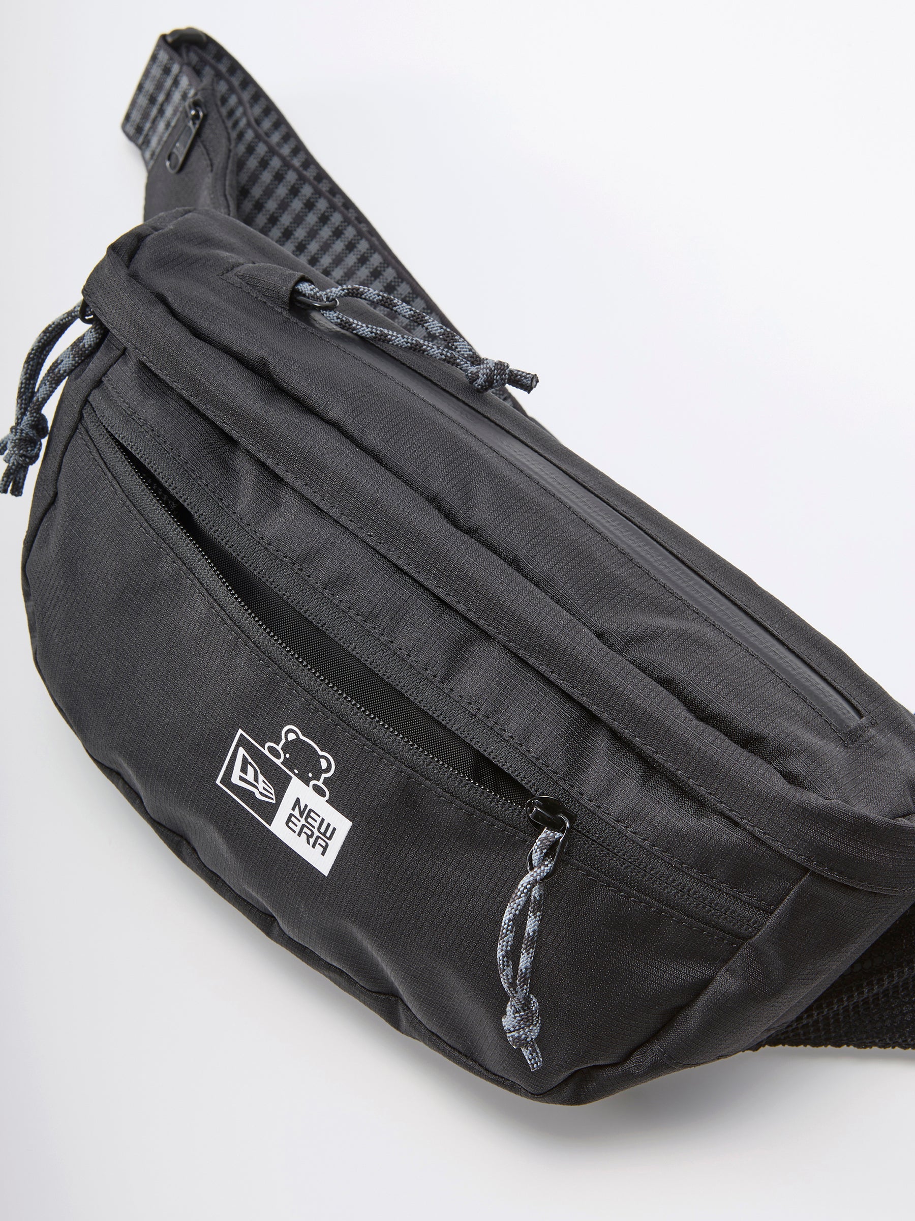 ボディバッグ〈NEW ERA® × familiar〉