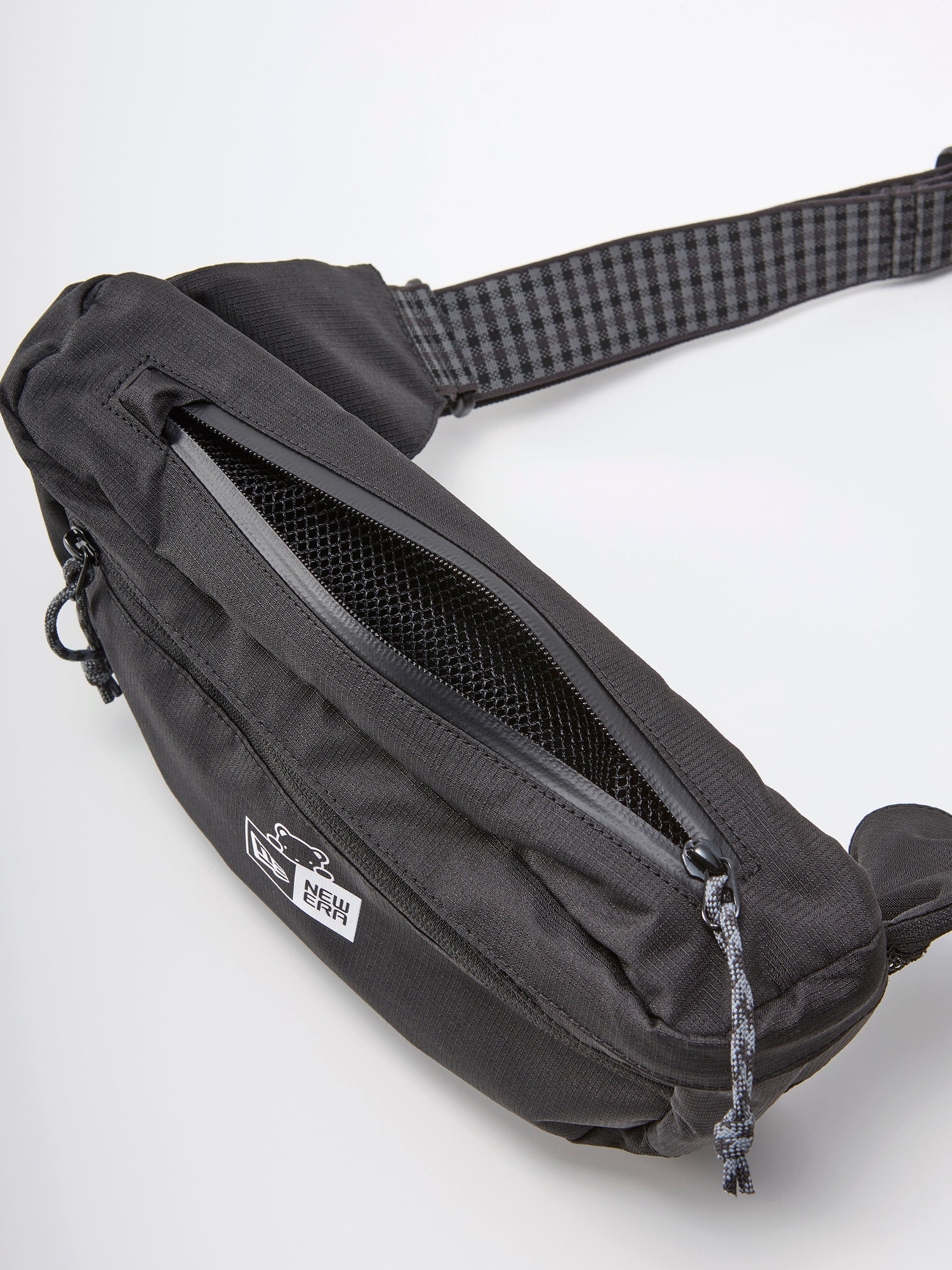 ボディバッグ〈NEW ERA® × familiar〉