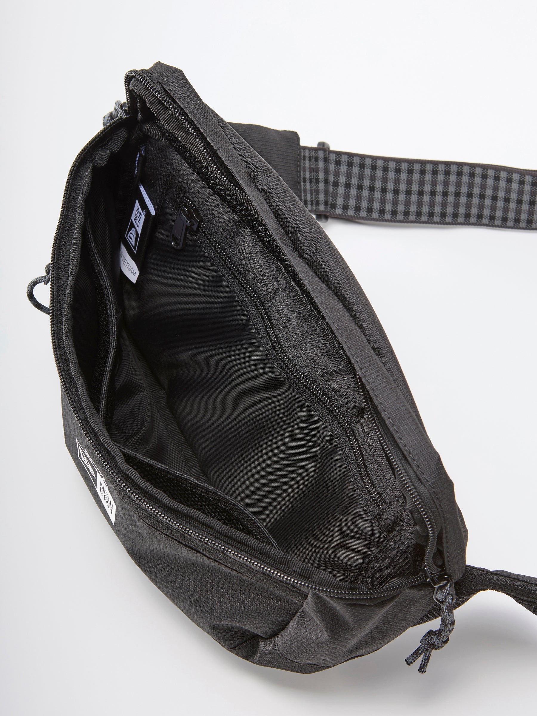 ボディバッグ〈NEW ERA® × familiar〉