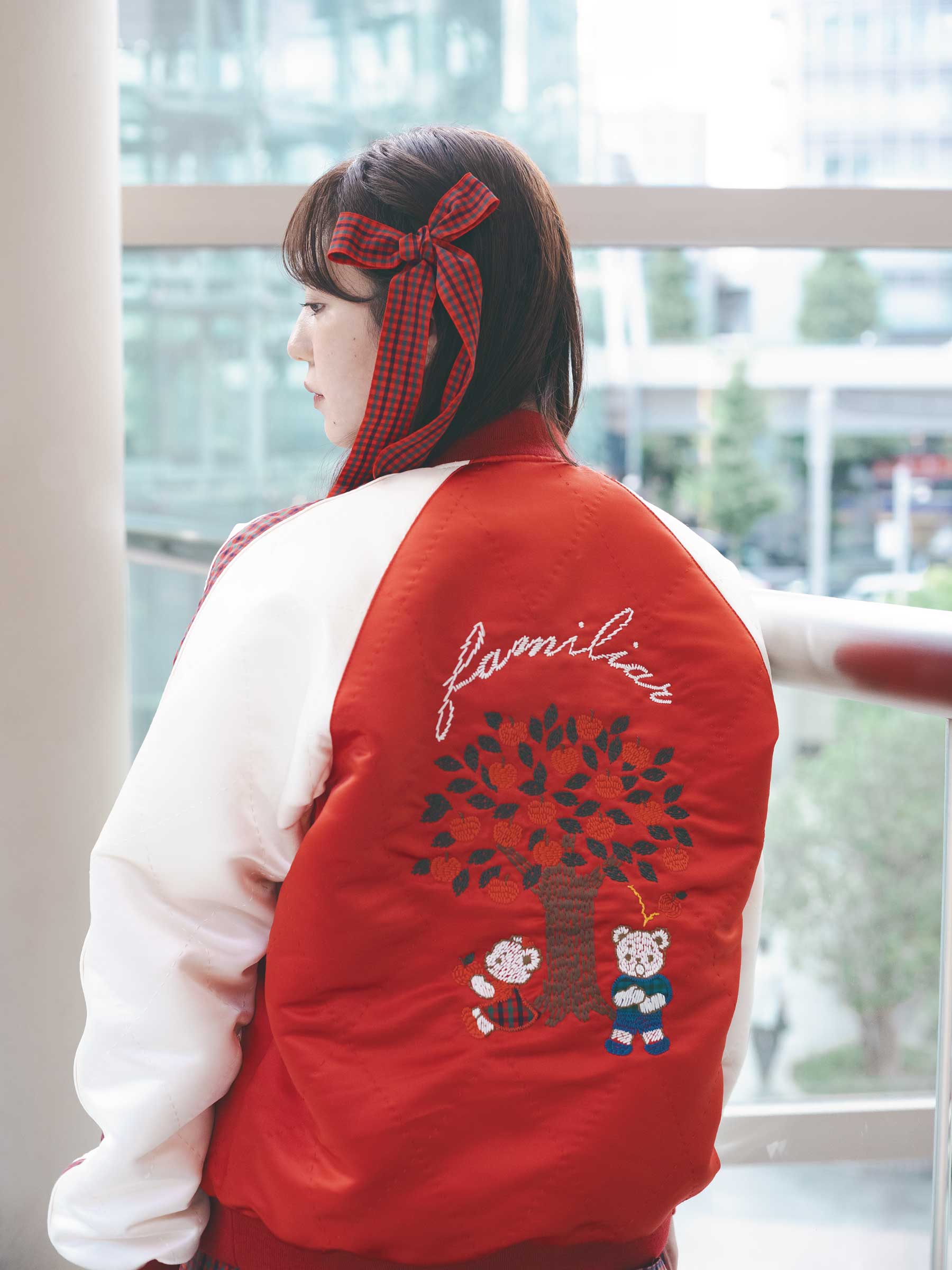 【受注販売】ファミちゃんとリンゴの木のスカジャン〈keisuke kanda × familiar〉